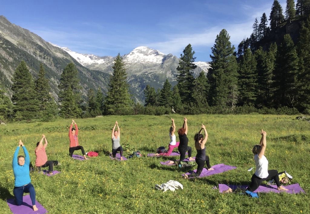 mys-Gipfelstille Yoga Erholung mit Belinda Marksteiner auf der Grawandhütte-Morgenyoga & Klangschalenentspannung auf der Grawandhütte