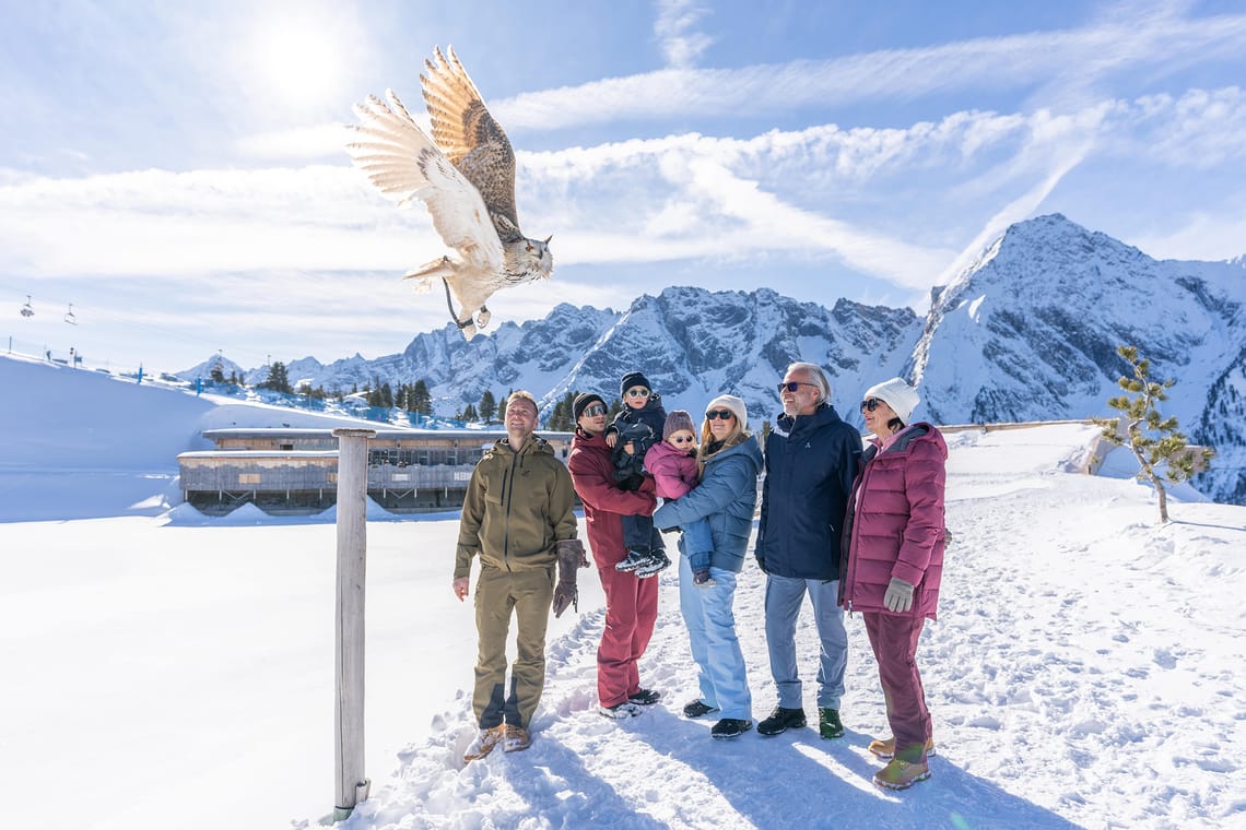 Familie beim Meet & Greet mit den Greifvögeln der AdlerBühne Ahorn