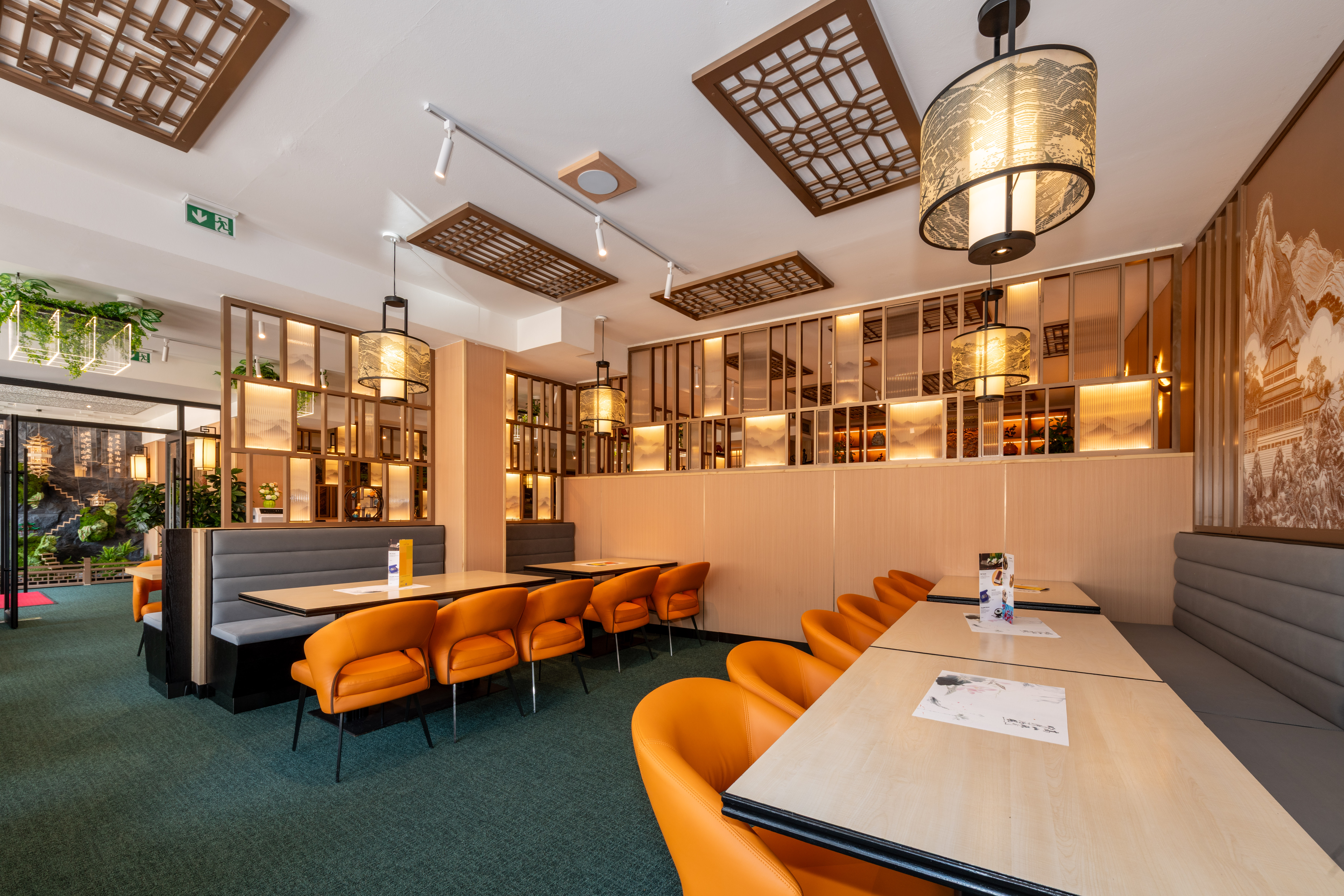 Restaurant mit hellbraunen Tischen und Stühlen