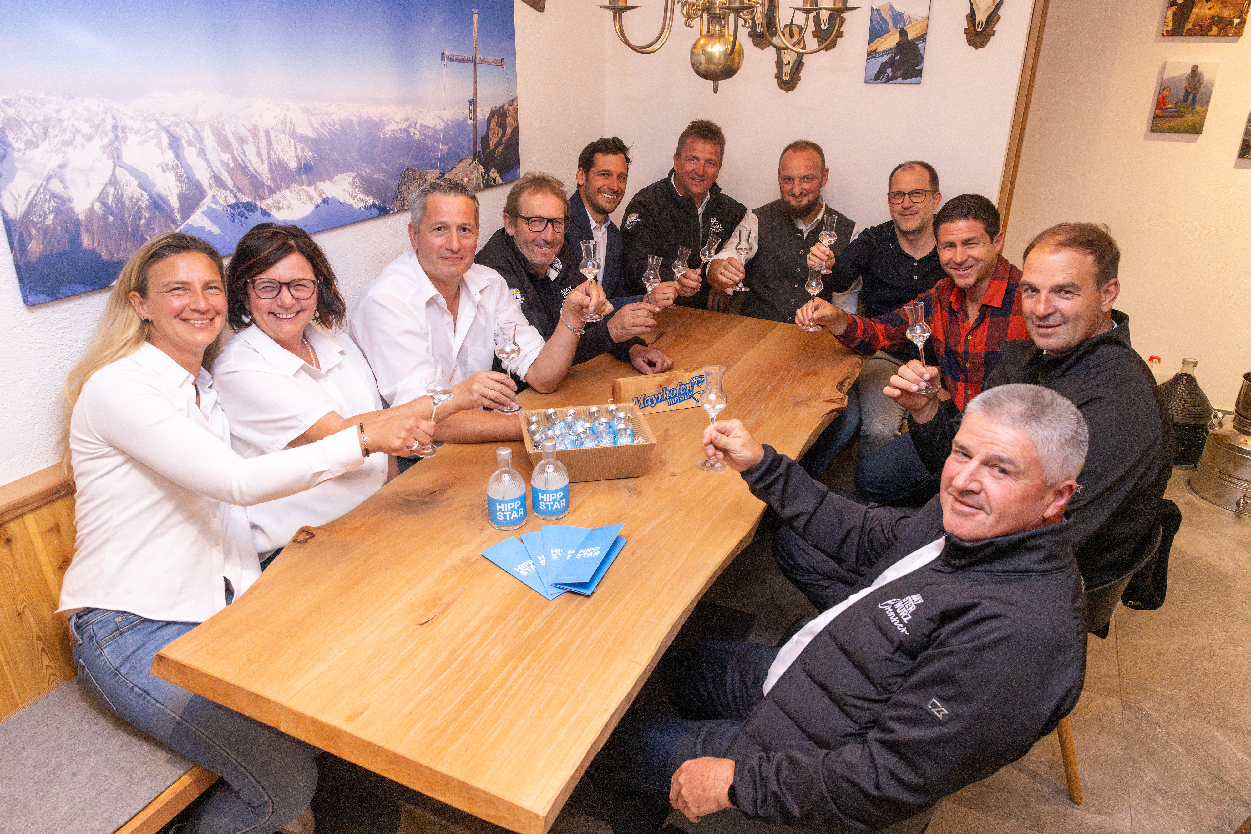 Die Brennmeister:innen des HIPPSTAR-Edelbrands mit Geschäftsführer und Obmann des Tourismusverbands bei der Schnapsabfüllung in der gemütlichen Stube