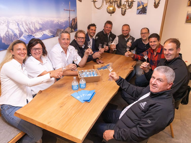 Die Brennmeister:innen des HIPPSTAR-Edelbrands mit Geschäftsführer und Obmann des Tourismusverbands bei der Schnapsabfüllung in der gemütlichen Stube