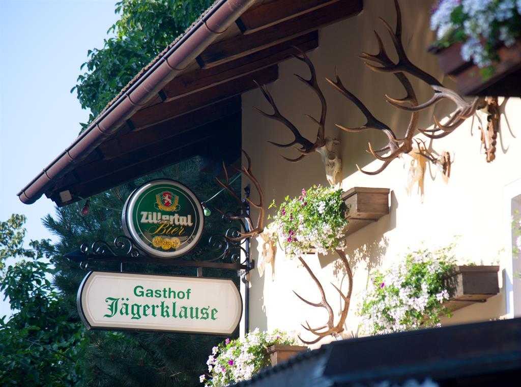 feratel-Gasthof Jägerklause - Trophäen an der Hauswand