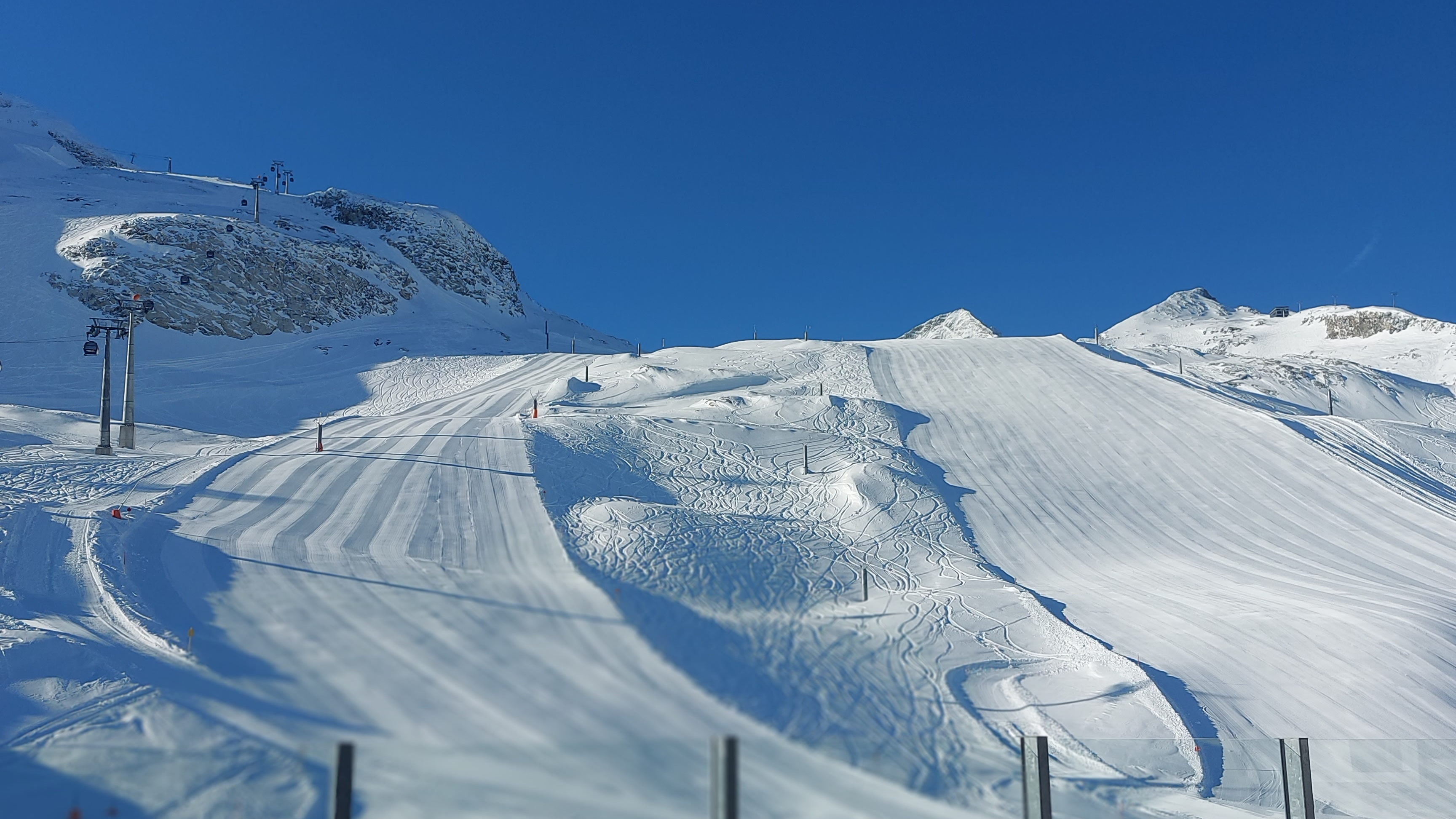 Leere Pisten beim Early Bird Skiing am Hintertuxer Gletscher