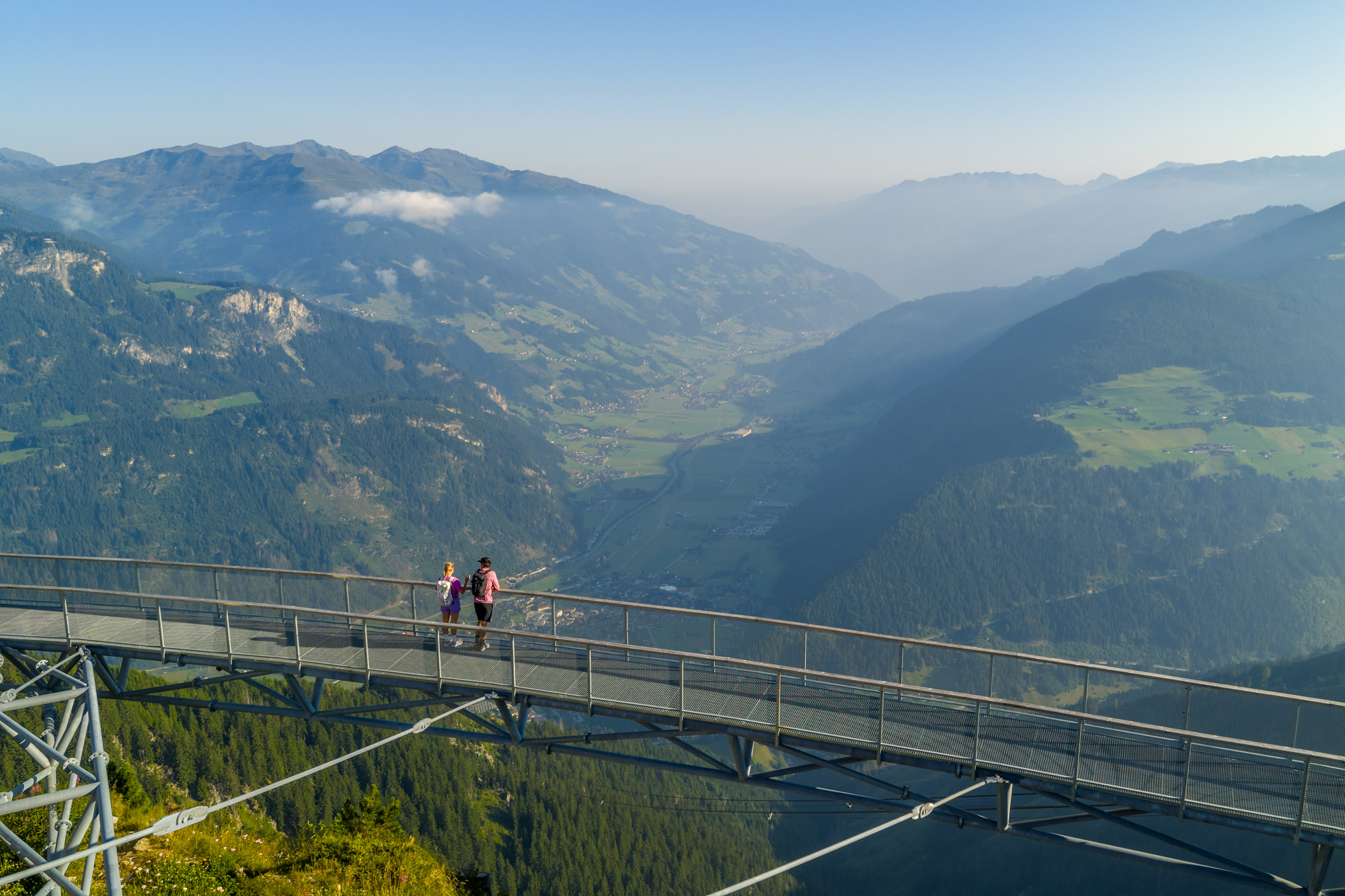 GreifenBrücke mit Aussicht auf das Zillertal