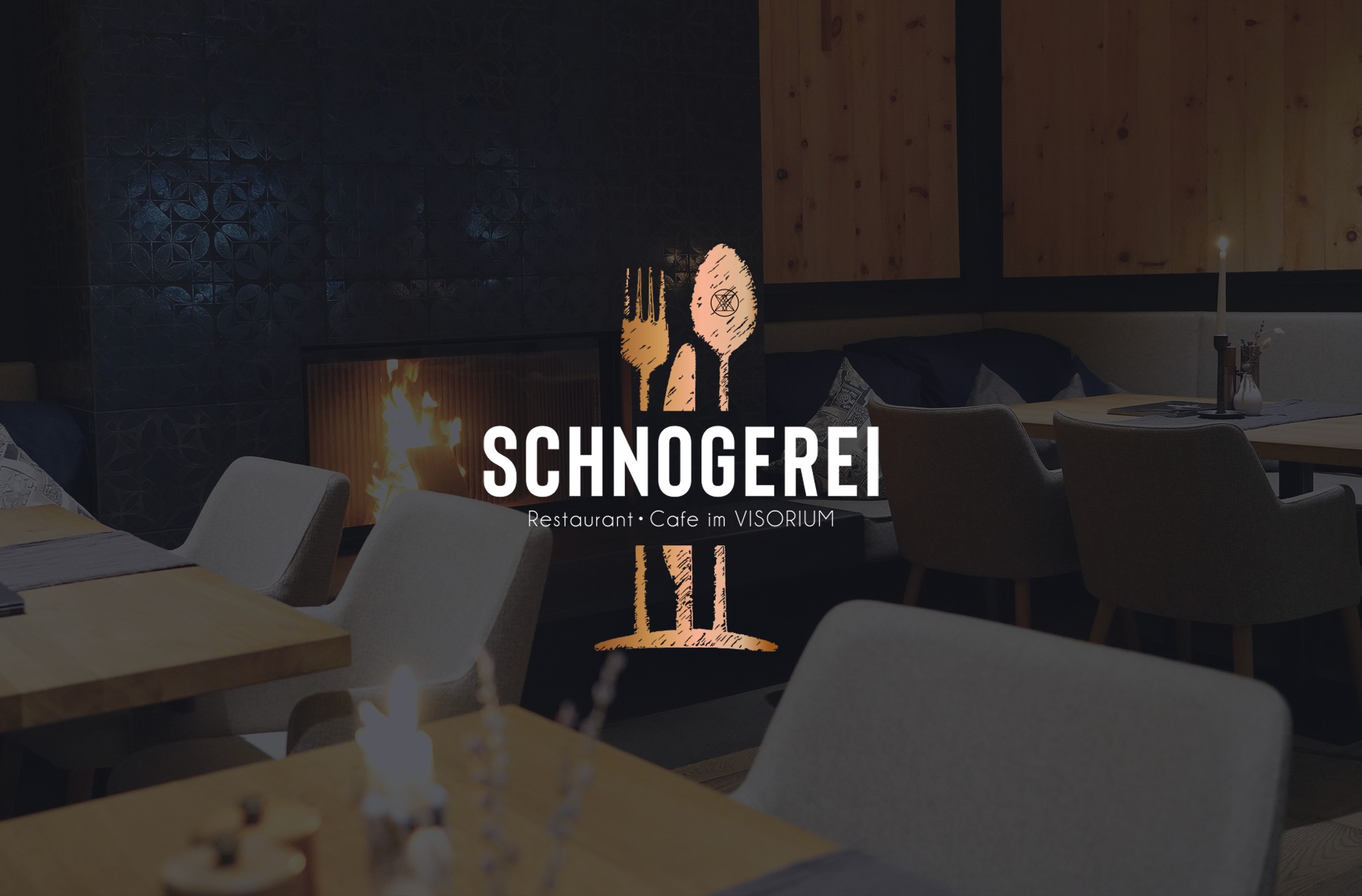 The image shows a cozy restaurant with modern, stylish decor. A fire is burning in the background, creating a warm atmosphere. In the foreground, you can see covered wooden tables and comfortable chairs.