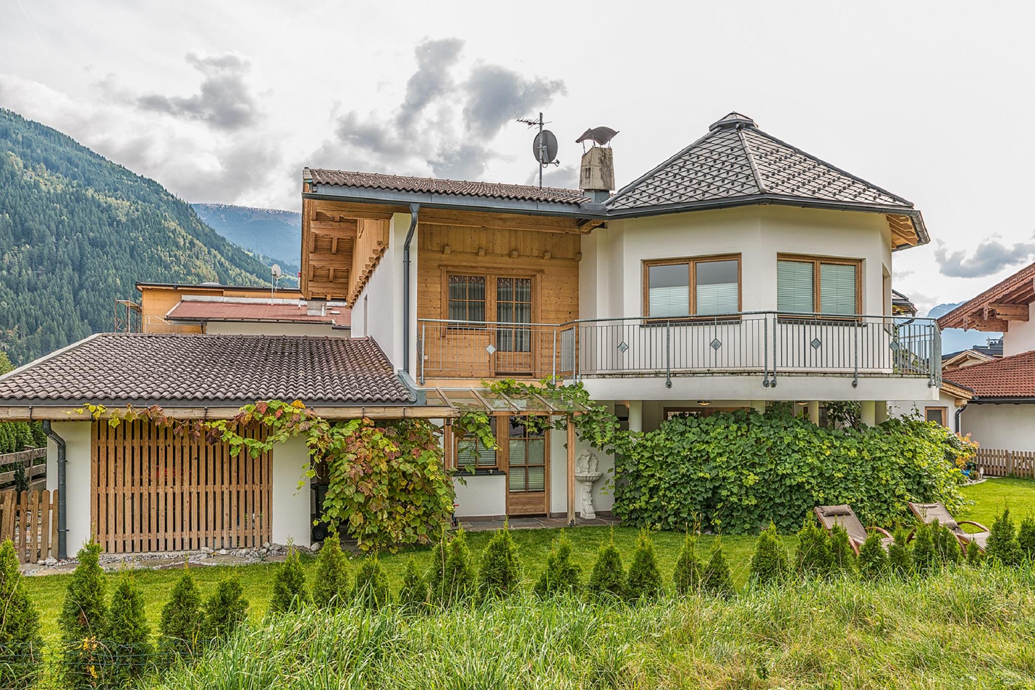 feratel-Sportchalet Zillertal - Aussenansicht mit Garten