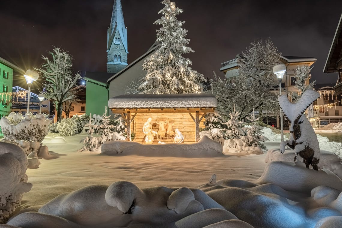 Pfarrkirche Mayrhofen im Winter ©Thomas Eberharter Photography Verschneite Pfarrkirche Mayrhofen mit Weihnachtskrippe im Vordergrund