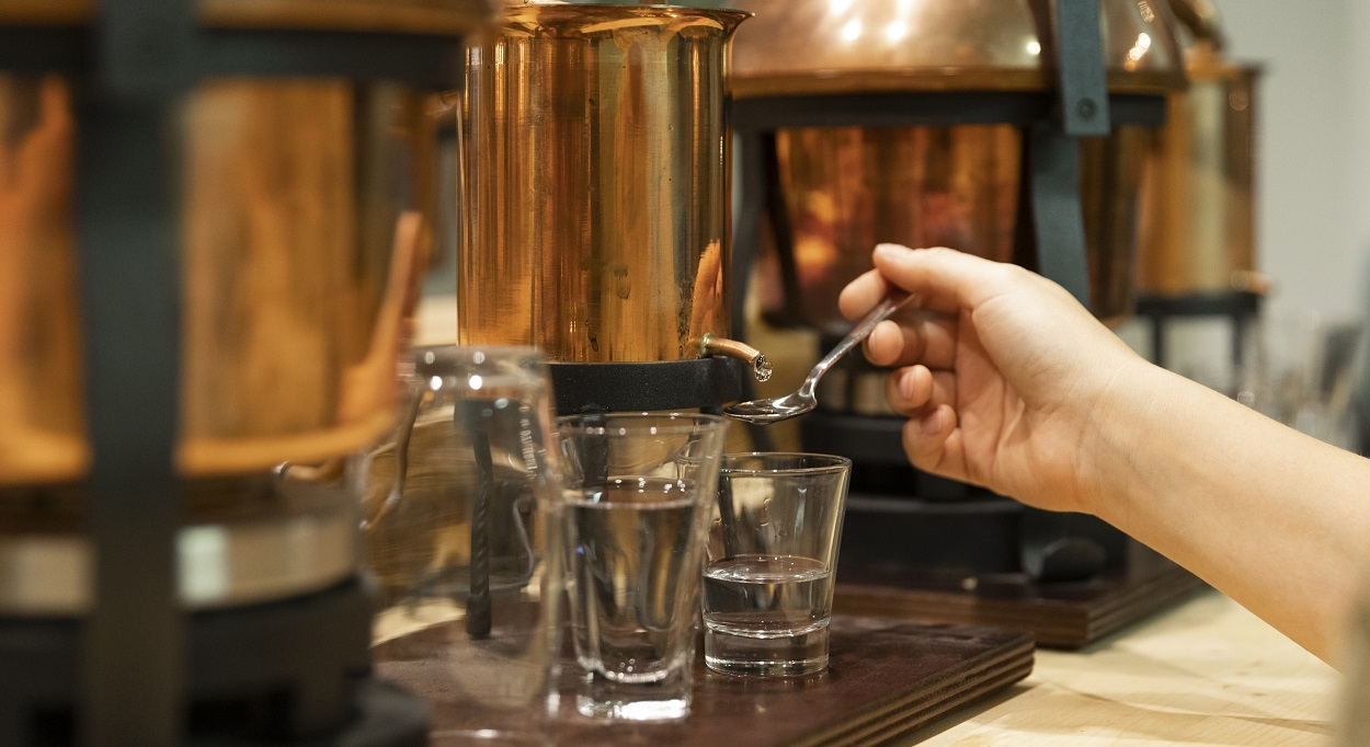 Selbst Schnaps herstellen und dann Schnaps verkosten