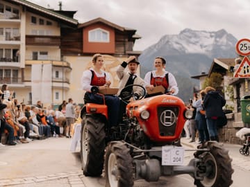 mys-Zillertal Farmers' & Musical Autumn in the centre of Mayrhofen-Brauchtumsumzug Zillertaler Bauern- und Musikherbst Zillertal Farmers' & Musical Autumn in the centre of Mayrhofen