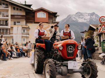 mys-Zillertal Farmers' & Musical Autumn in the centre of Mayrhofen-Brauchtumsumzug Zillertaler Bauern- und Musikherbst