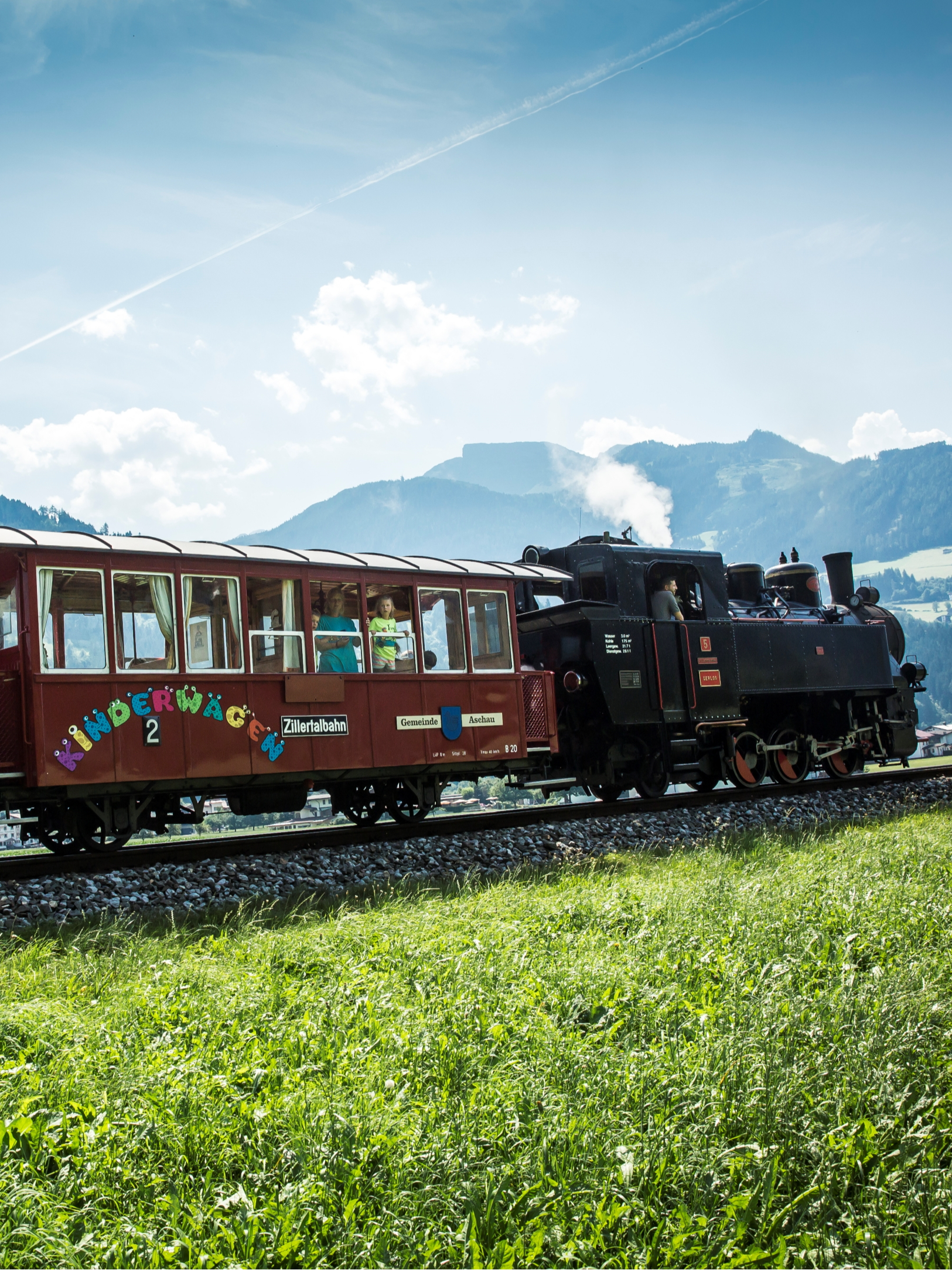Der Dampfzug Zillertalbahn während der Fahrt