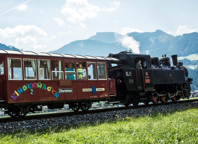 Der Dampfzug Zillertalbahn während der Fahrt
