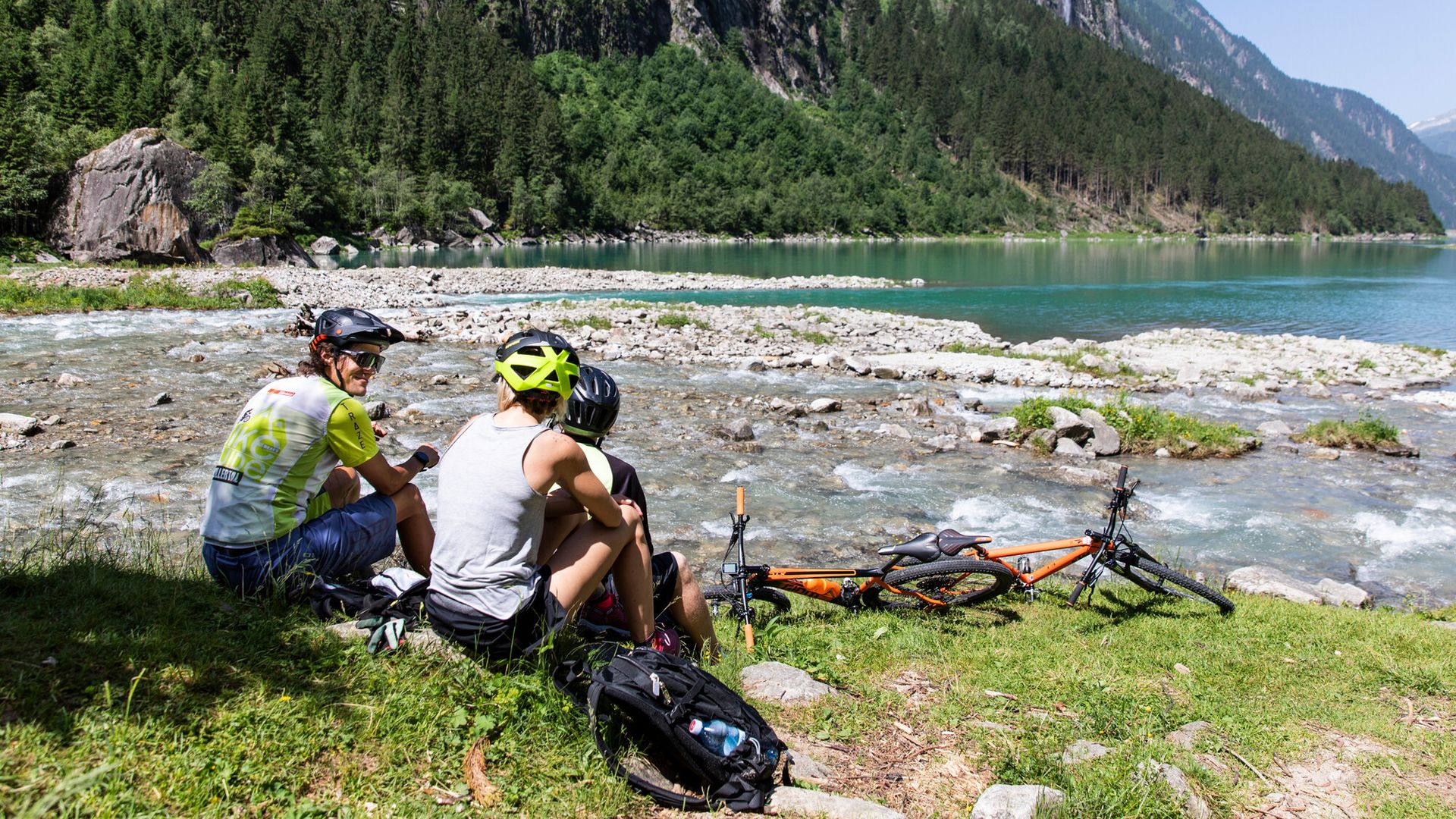 Gruppe von Radfahrern sitzt am Ufer des Stillupspeicher
