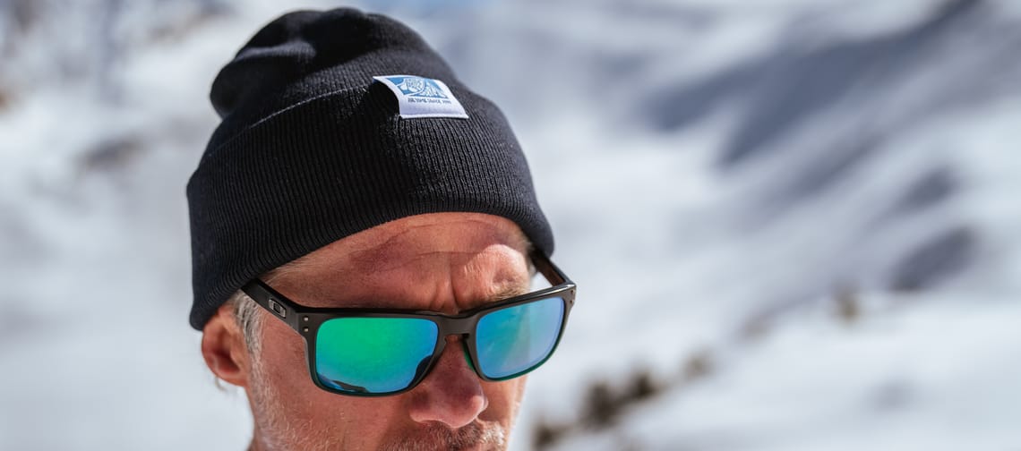 Mann steht auf dem Berg mit dem PenkenPark Beanie