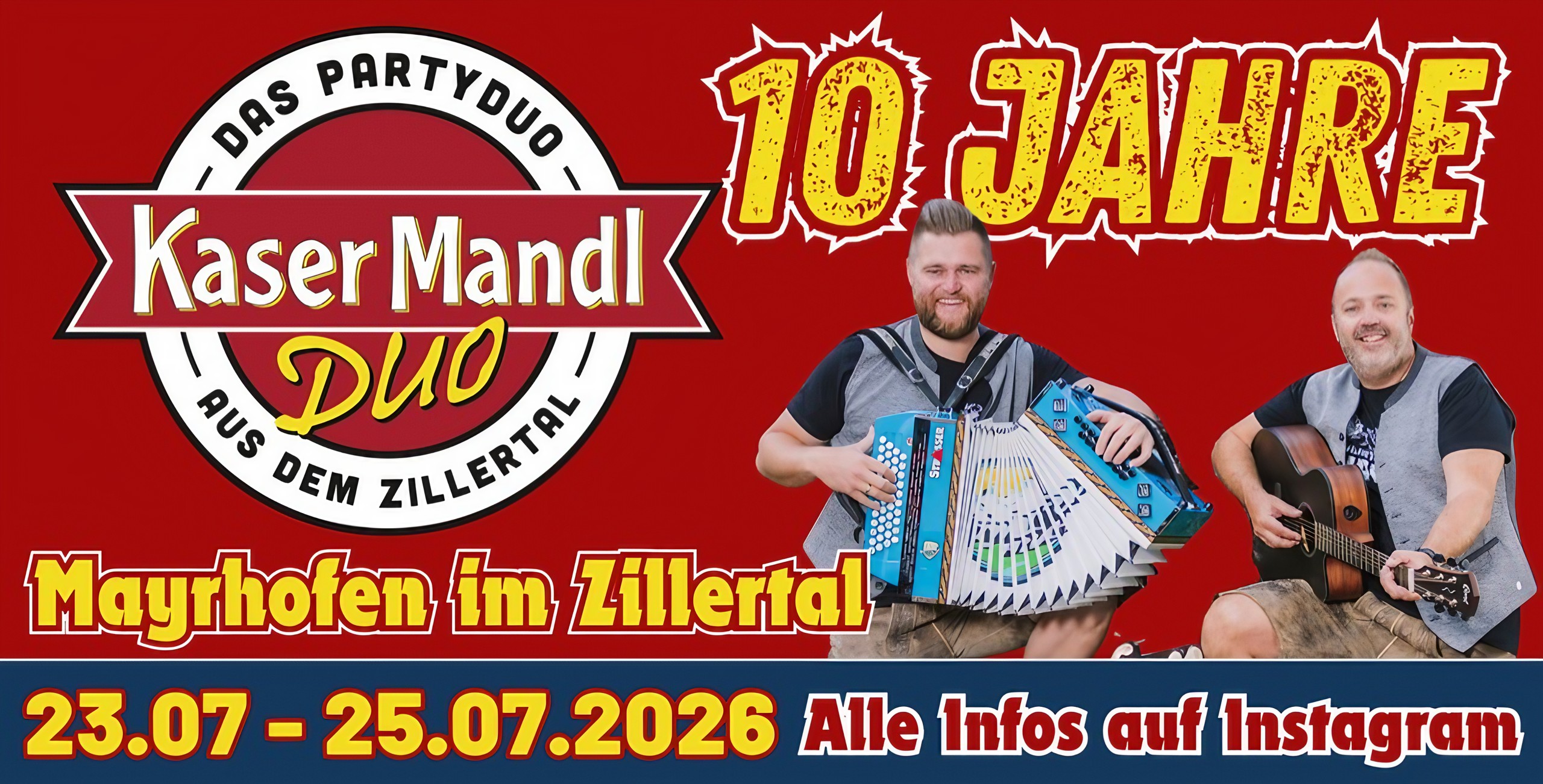 Im Bild ist das Plakat für das Fest 10 Jahre KaserMandl Duo zu sehen. Das Bild ist in rot gehalten mit gelber Schrift und das Duo mit Zieharmonika und Gitarre abgebildet.
