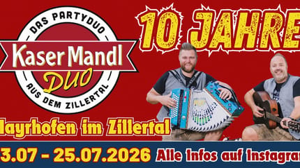 Im Bild ist das Plakat für das Fest 10 Jahre KaserMandl Duo zu sehen. Das Bild ist in rot gehalten mit gelber Schrift und das Duo mit Zieharmonika und Gitarre abgebildet.