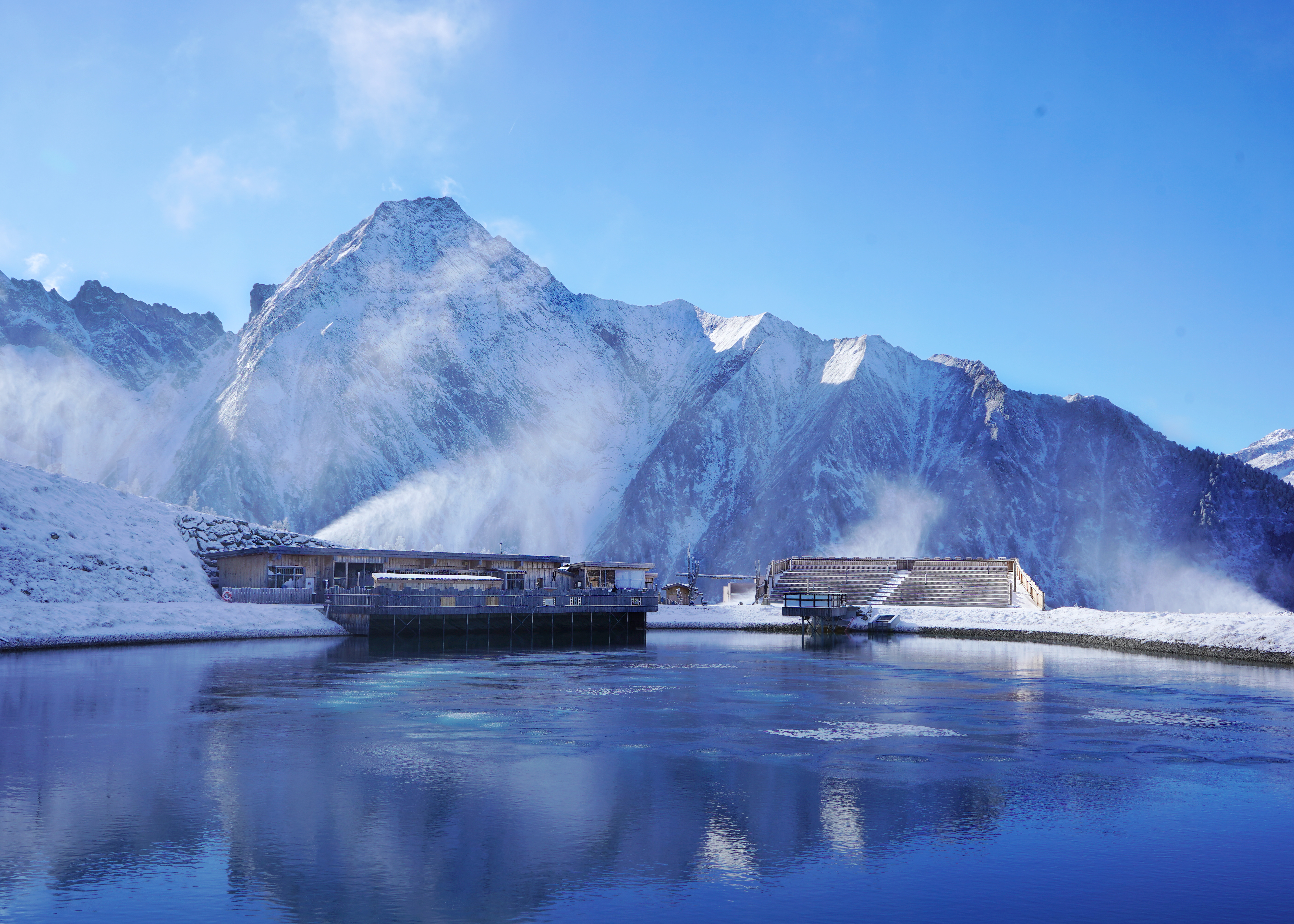 AdlerBühne Ahorn mit FalknerOase im Winter mit See