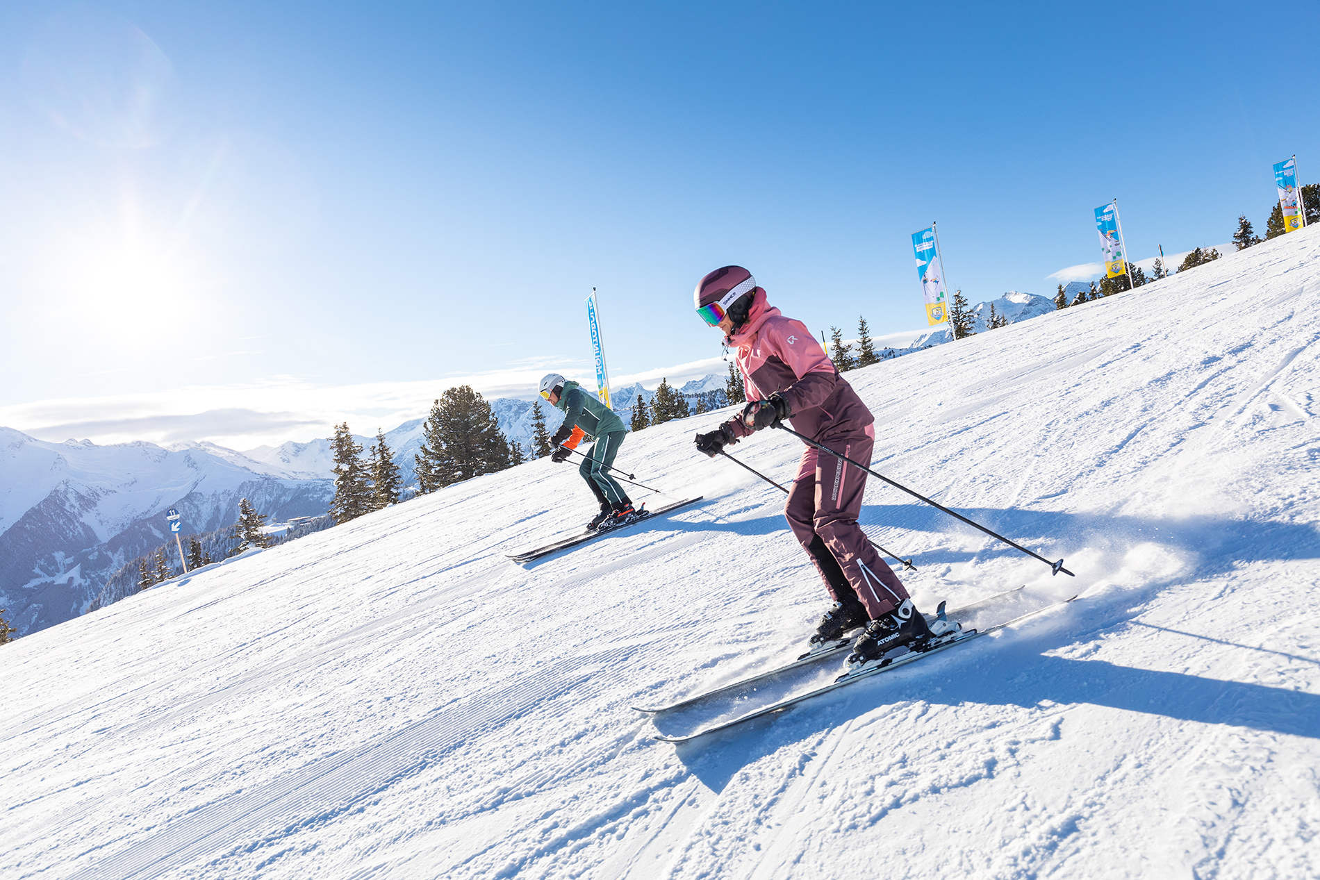 Paar beim Skifahren in Mountopolis dem Skigebiet der Mayrhofner Bergbahnen