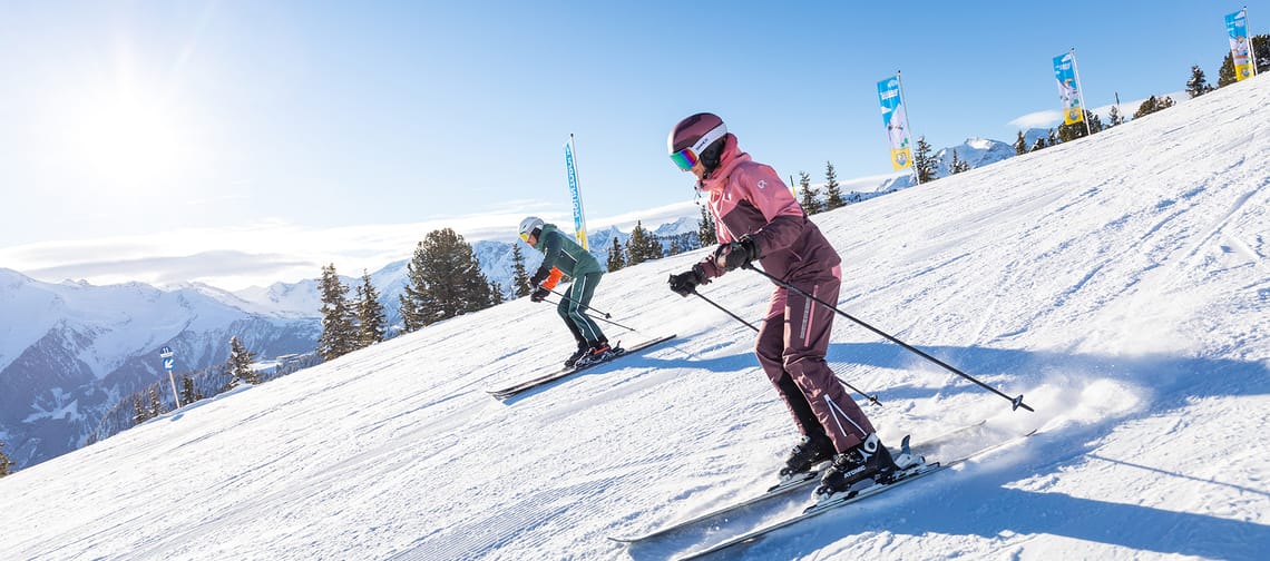 Couple skiing in Mountopolis, the ski area of the Mayrhofner Bergbahnen