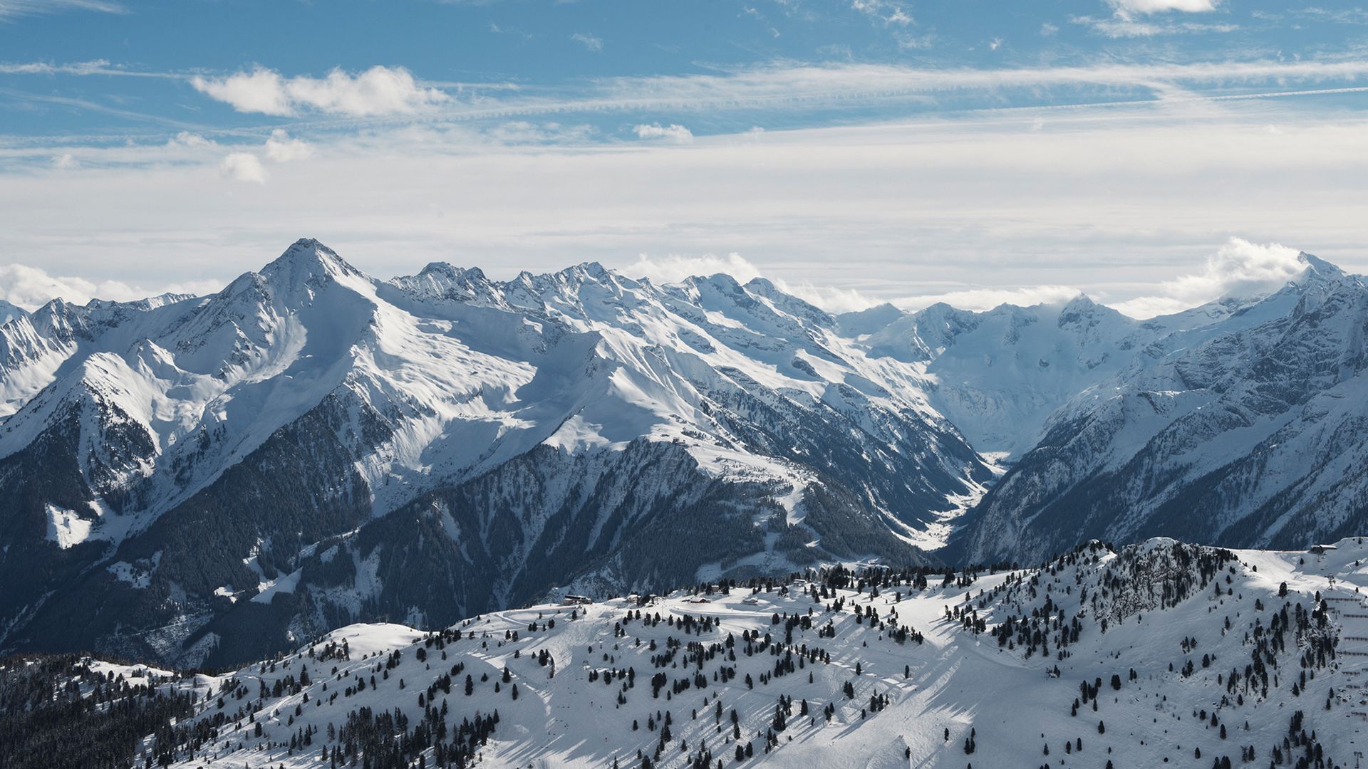 Winter in der Mayrhofner Bergwelt mit einem grandiosen Panorama.
