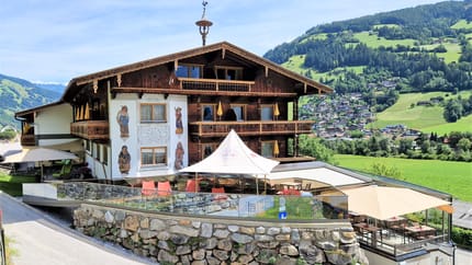 Das Bild zeigt das Hotel Kirchbichlhof im Sommer auf einer Außenaufnahme.