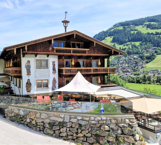 Das Bild zeigt das Hotel Kirchbichlhof im Sommer auf einer Außenaufnahme.