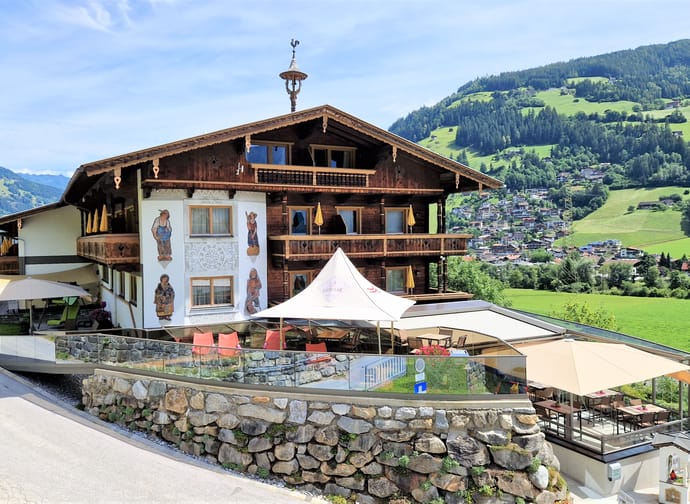 Das Bild zeigt das Hotel Kirchbichlhof im Sommer auf einer Außenaufnahme.