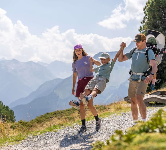 Familie wandert am Penken in Mayrhofen