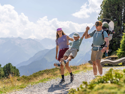 mys-PENKENJOCH LOOP HIKE TICKET SUMMER-Familie wandert am Penken in Mayrhofen