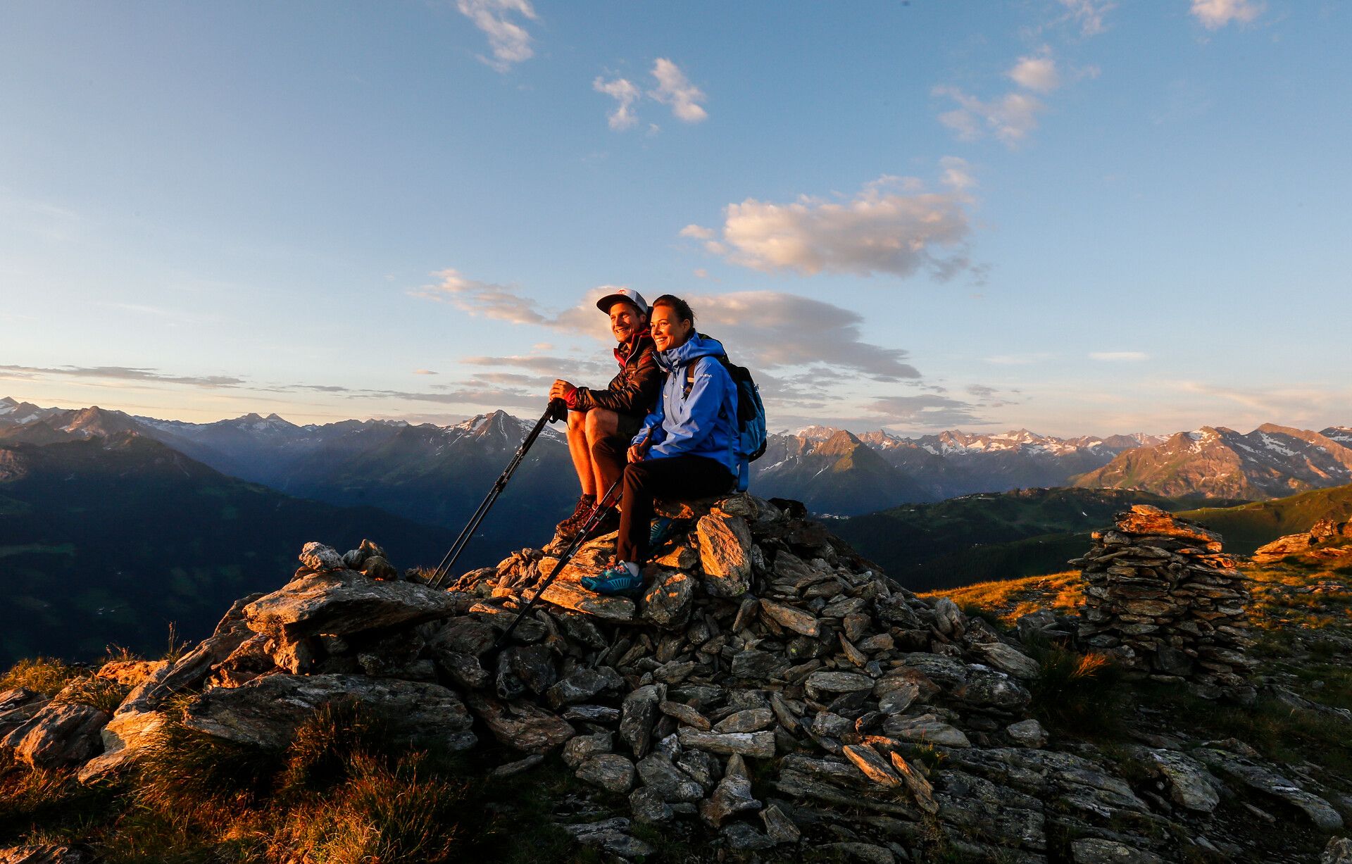 Wanderer genießen den Sonnenaufgang im Zillertal