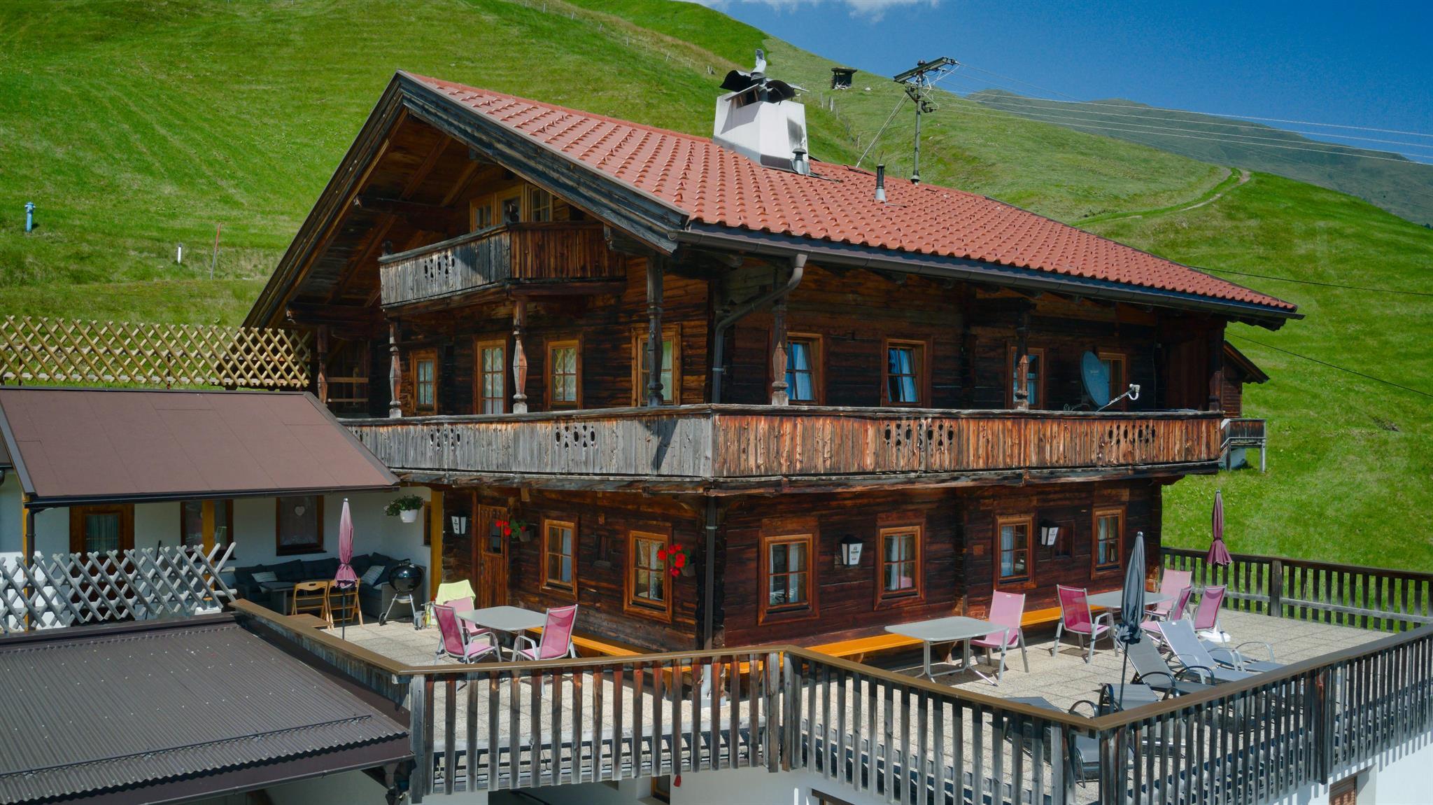 feratel-Martlerhof, Ferienhaus - Hausansicht mit großer Terrasse