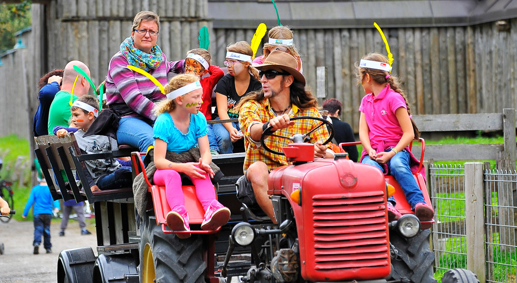 mys-Children's festival in Aschau-Tourismusverband Erste Ferienregion im Zillertal - Büro Fügen - Traktor_fahren_c_Woergoetterandfriends.jpg