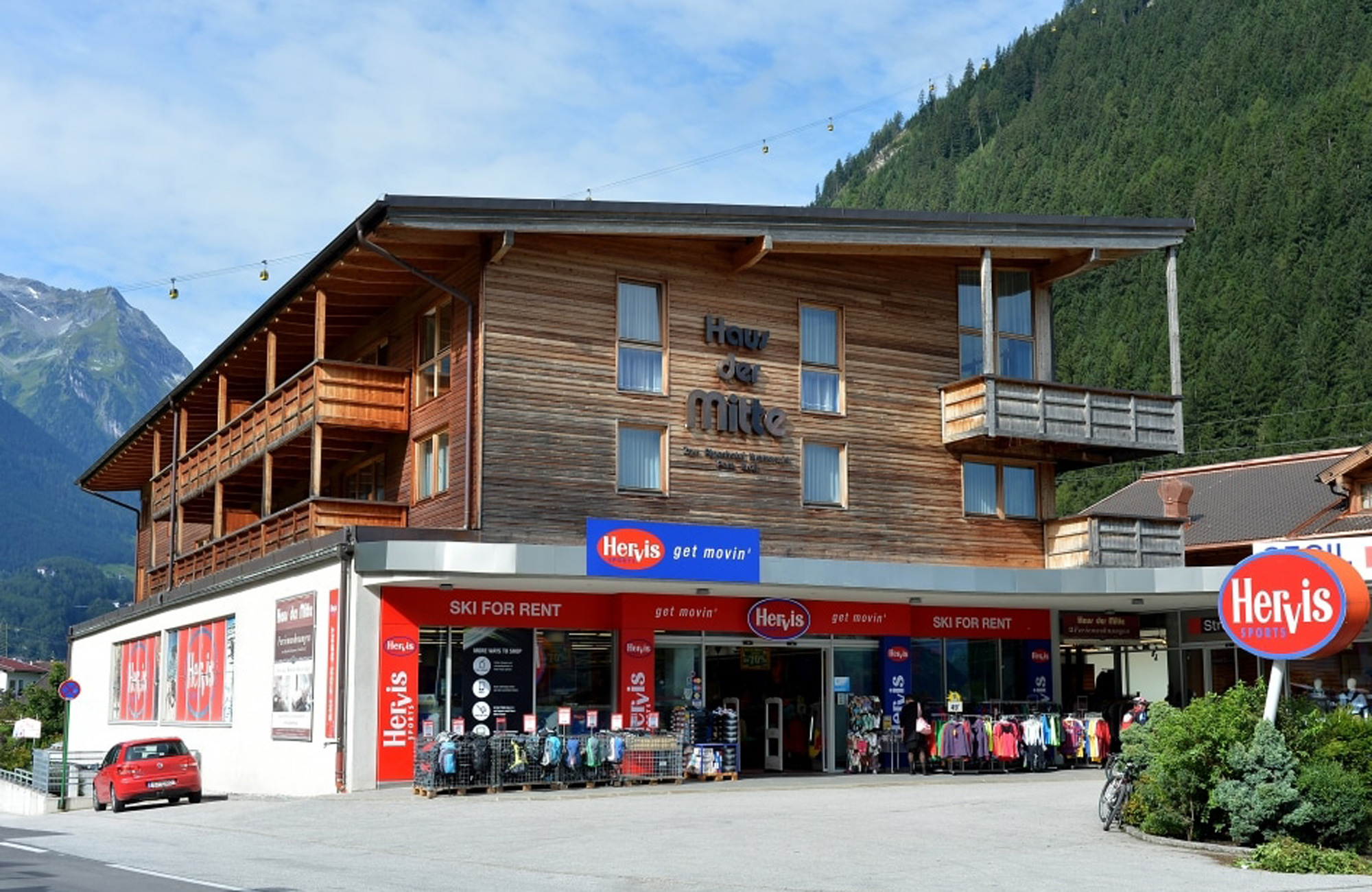 Hervis sports shop in Mayrhofen at Einfahrt Mitte: modern sports store for outdoor, cycling and winter sports equipment. Guests with the Mayrhofen-Hippach Guest Card receive exclusive discounts.