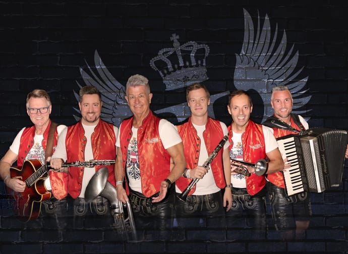 Das Bild zeigt ein Gruppenfoto des Qunintetts Juchee in roten Westen sowie den Musikinstrumenten.
