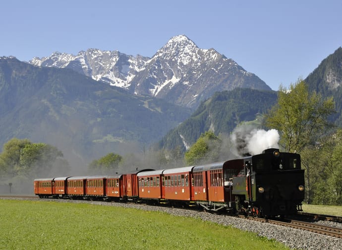 Zillertaler Dampfzug vor Gebirgskulisse