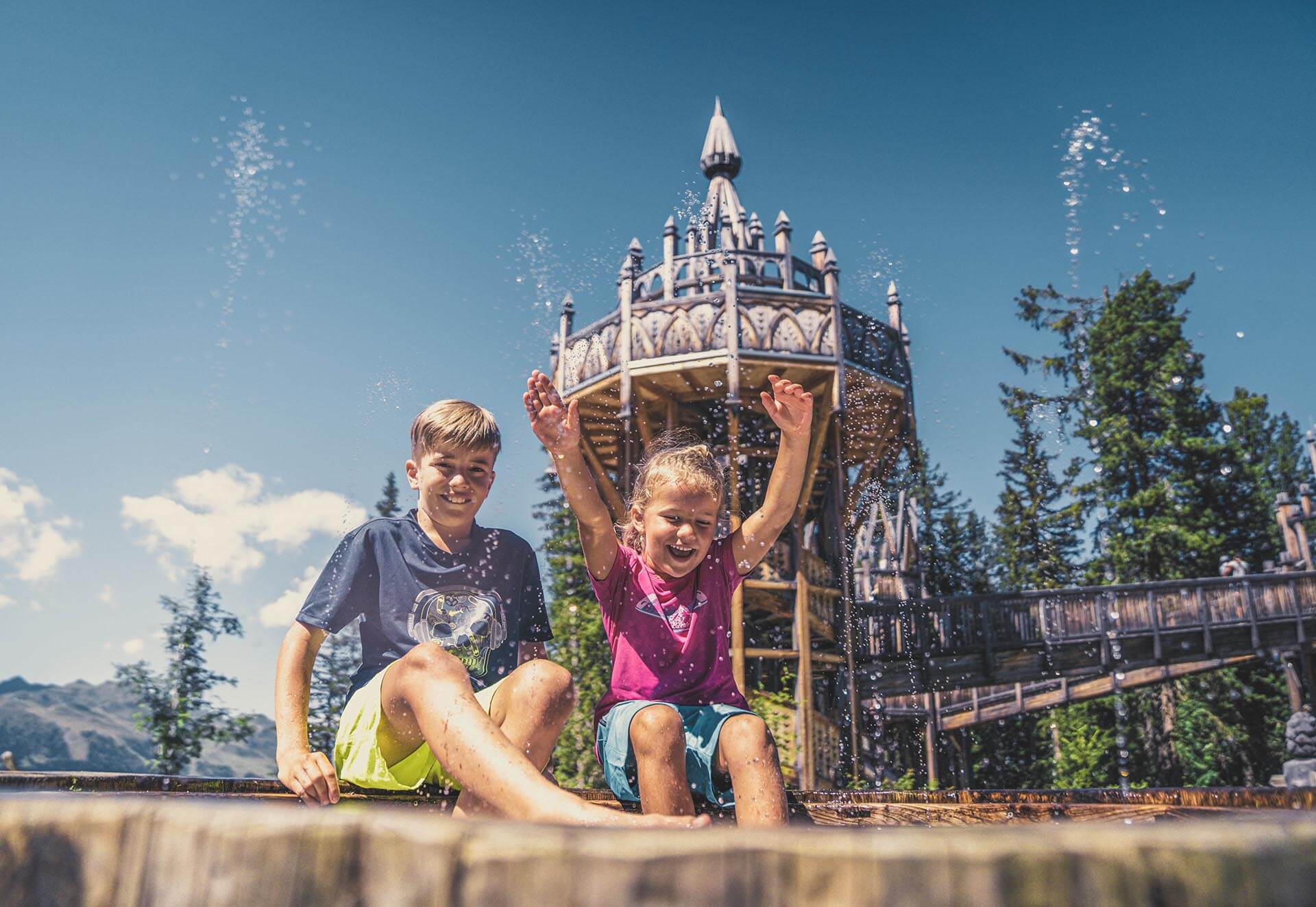 Kinder vor einem Spielplatz