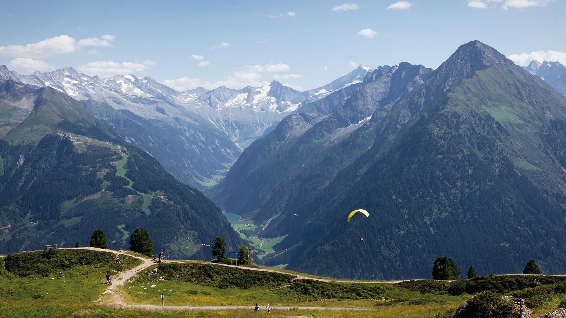 Paragliding and Tandem flights in summer from Penken in Mayrhofen in Zillertal.