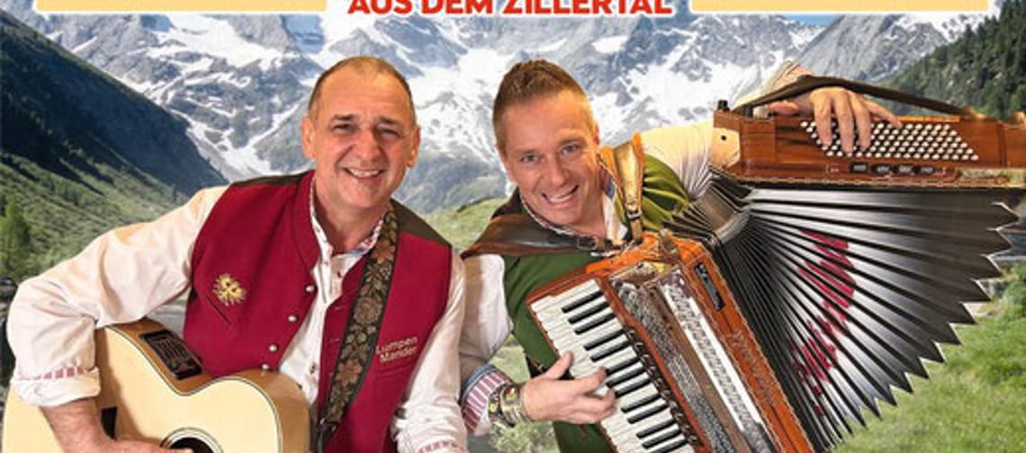 Zwei Männer mit Musikinstrumenten vor Berglandschaft, Titel: die Lumpen Mander aus dem Zillertal.