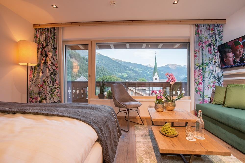 feratel-Hotel Tipotsch - Aussicht auf Kirchturm vom Panorama Zimmer306_klei