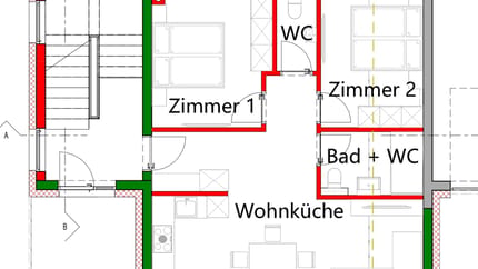 Grundriss eines Hauses mit Zimmern, Bad, WC und Wohnküche, farblich markiert mit roten, grünen und grauen Linien.
