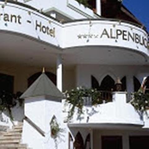 Das Bild zeigt den Eingangsbereich des Hotels Ferienschlössl Alpenblick, der überwiegend in Weiß gehalten ist. Die helle Gestaltung vermittelt eine freundliche und einladende Atmosphäre.