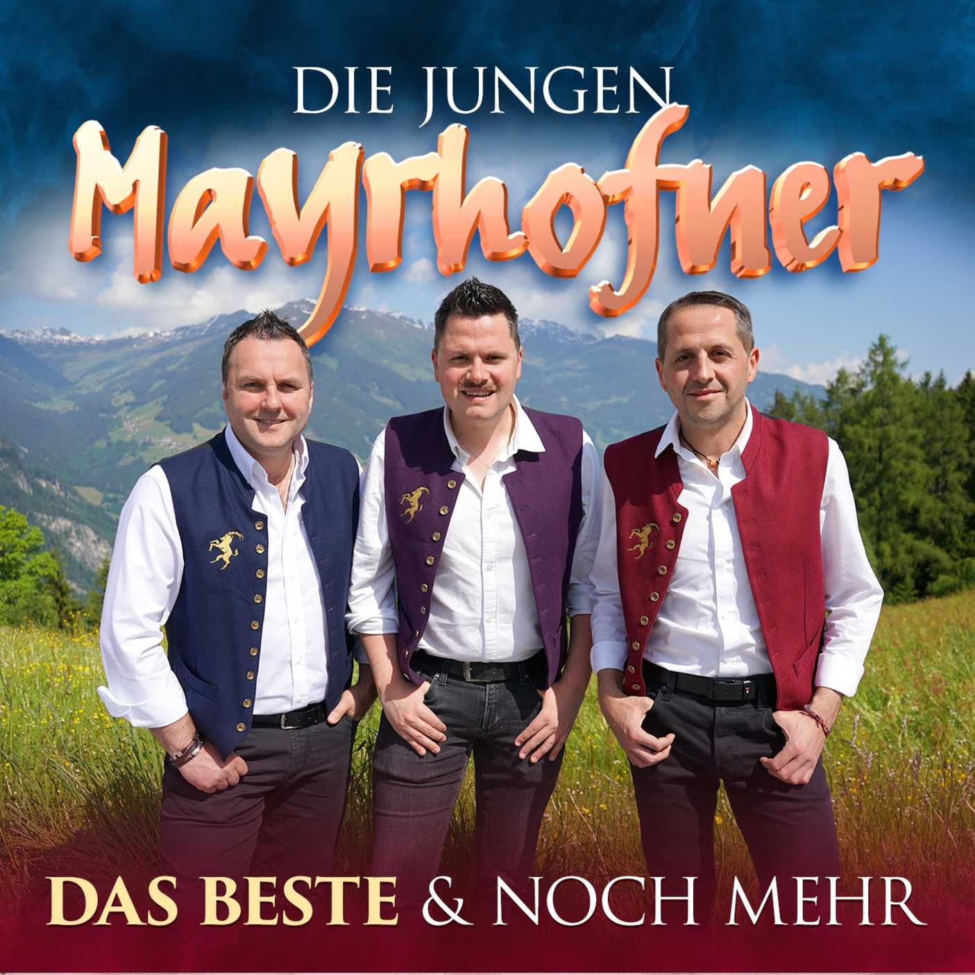 Drei Männer in traditioneller Trachtenkleidung vor Berglandschaft, Titel: die jungen Mayrhofner, Text: Das Beste & Noch Mehr.