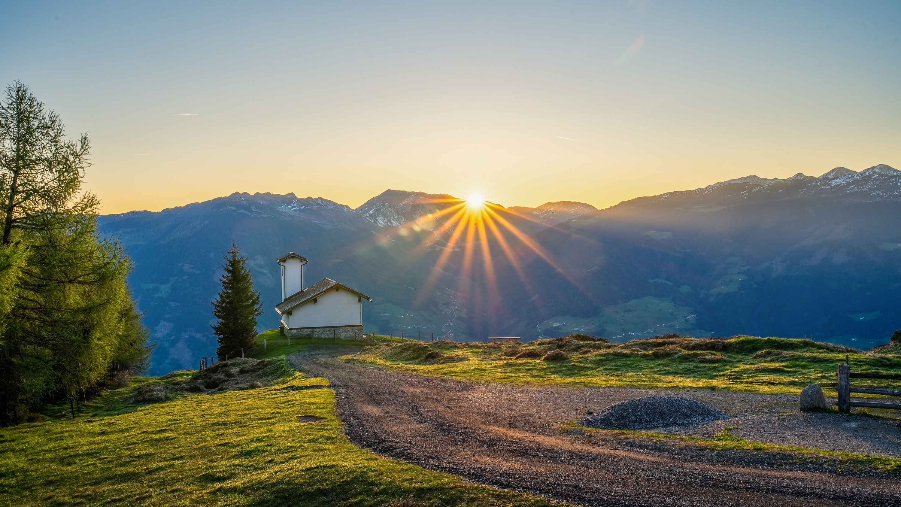 Sonnenaufgang über der Hubertuskapelle im Wandergebiet Hochzillertal in Kaltenbach