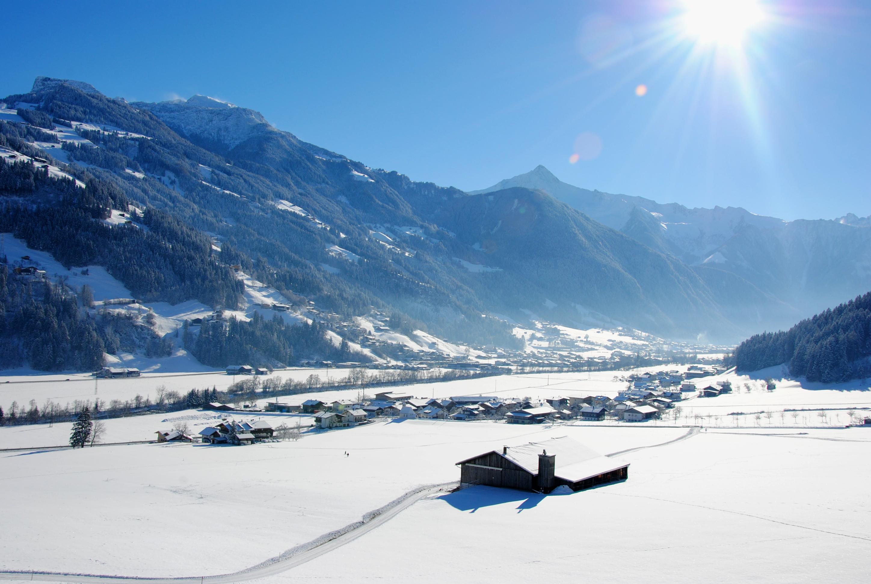 feratel-Alpenjuwel - Blick auf das verschneite Zillertal