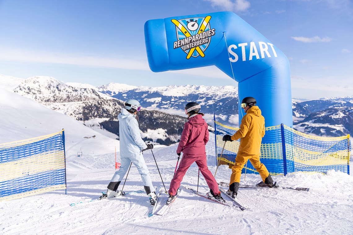 Freunde stehen am Start vom Rennparadies Unterberg in Mountopolis, der ErlebnisWelt der Mayrhofner Bergbahnen