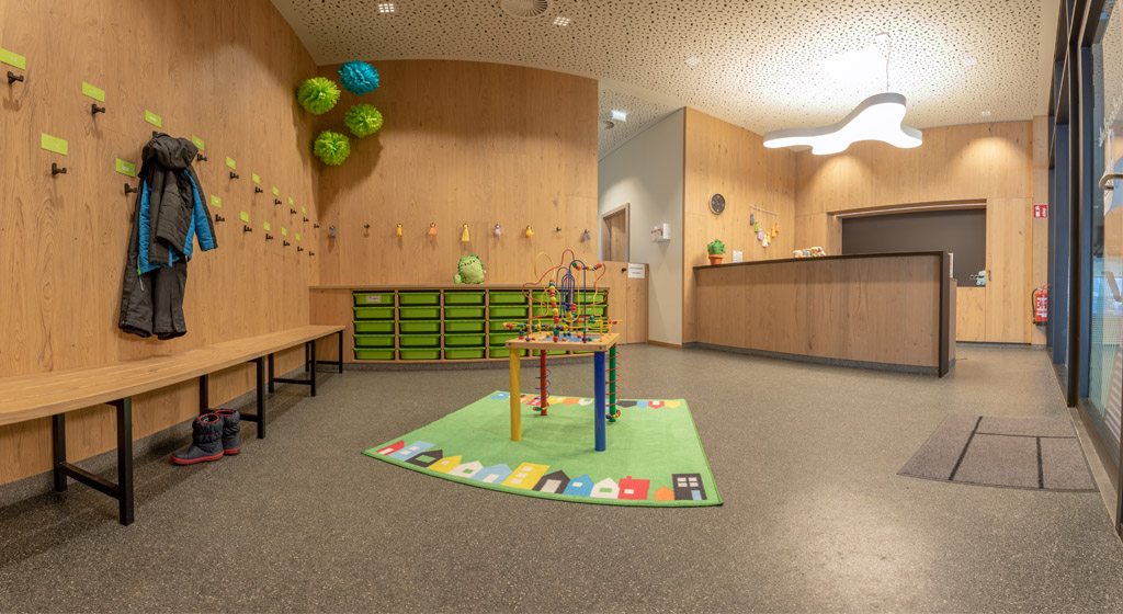 mys-Guest kindergarten Hochzillertal - half day-Tourismusverband Erste Ferienregion im Zillertal - Büro Fügen - 1024x560_Garderobe_Gästekindergarten_c_becknaphoto.jpg