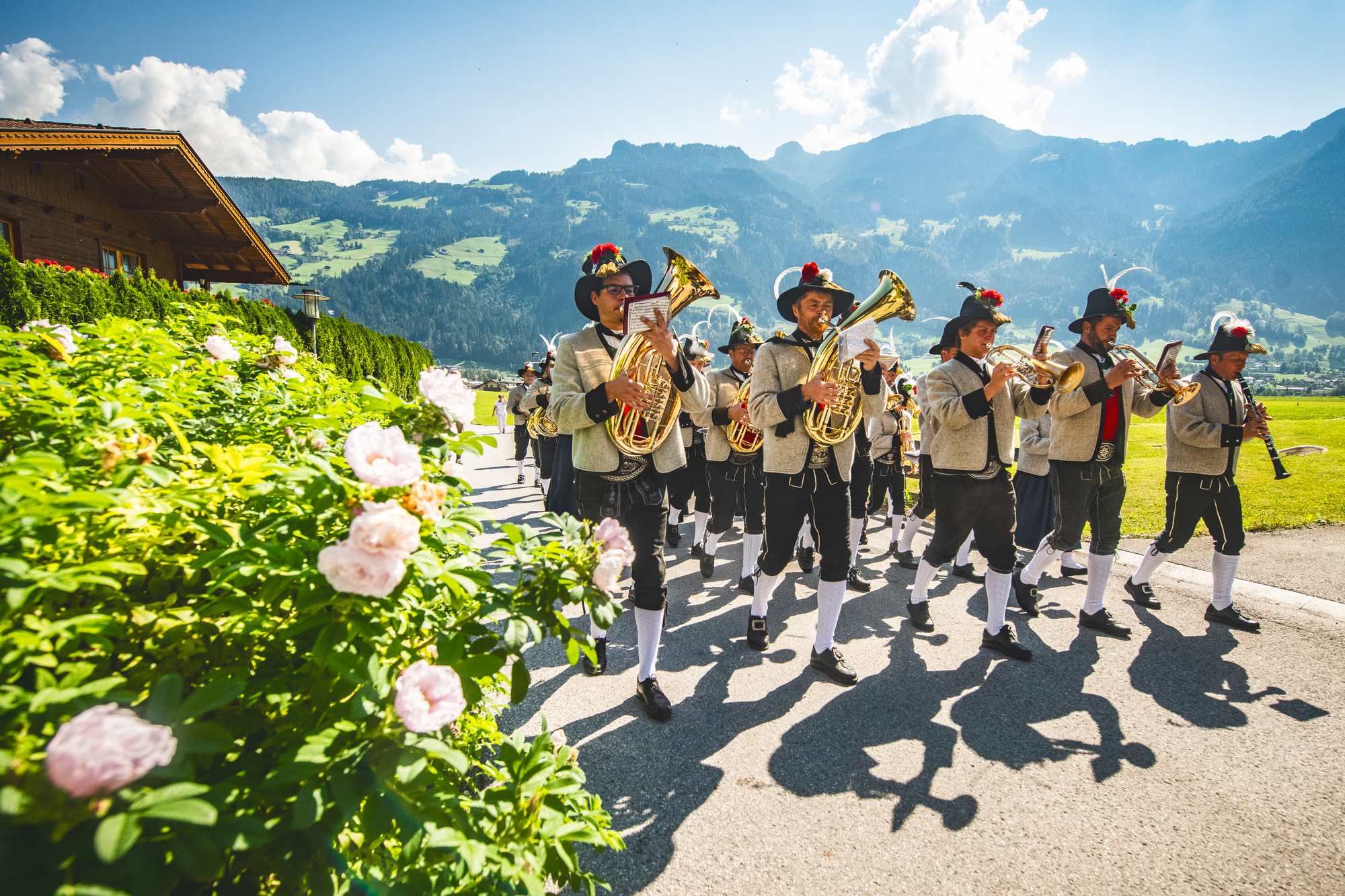 Trachtenkapelle beim Musizieren und Marschieren