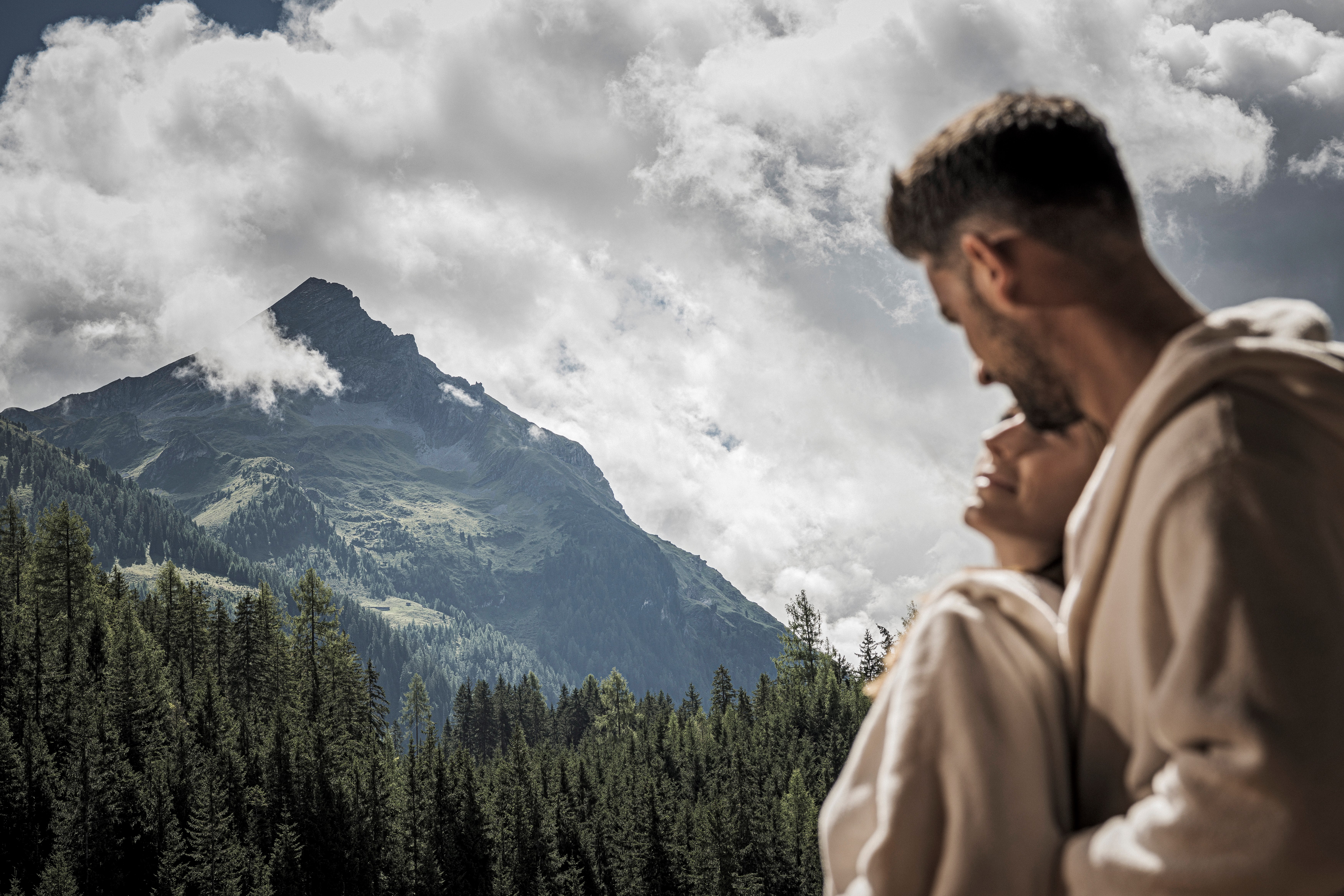 mys-Farm Resort Geislerhof-Pärchen mit Bergblick