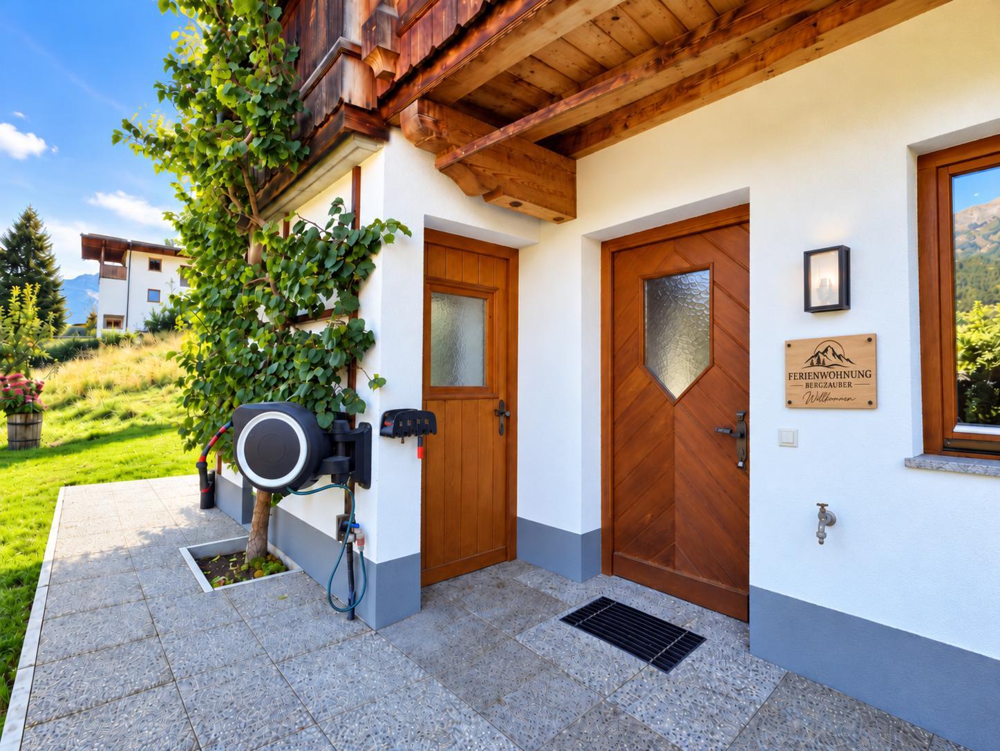 feratel-Ferienwohnung Bergzauber - Eingangsbereich Haustüre
