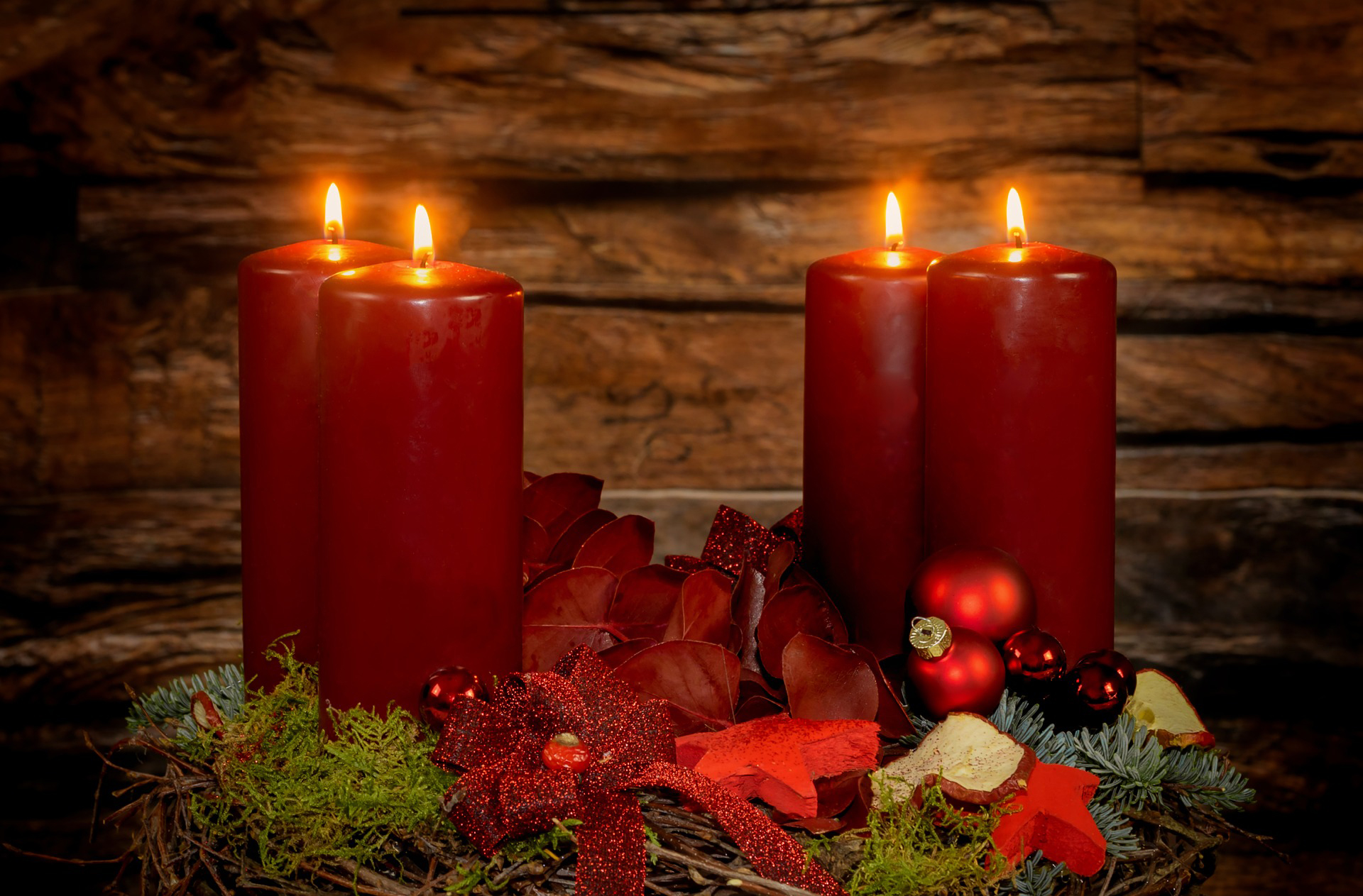 Roter Adventkranz in der Adventzeit